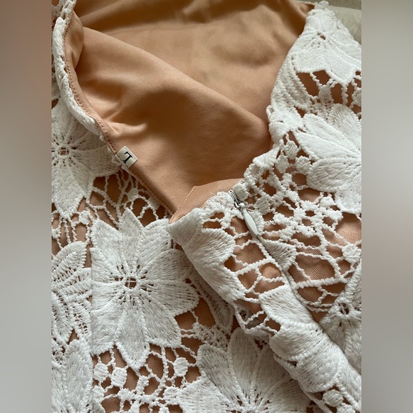 NWOT Bell Sleeve Floral Lace Body Con One-Shoulder Dress! - Picture 9 of 10